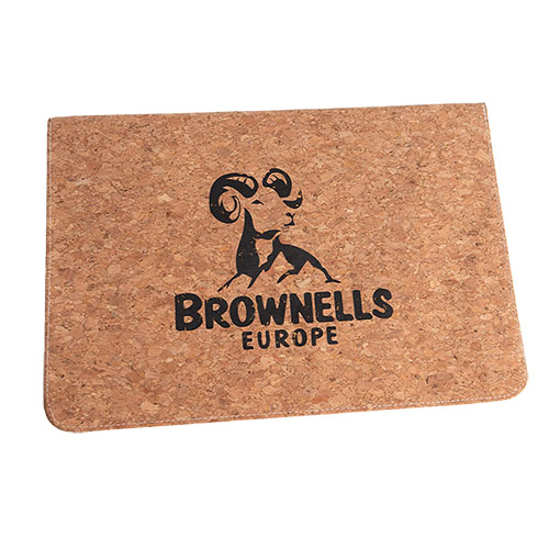 Protege tu laptop con la elegante funda de corcho de Brownells, que combina un diseño moderno con sostenibilidad natural y un estilo único.